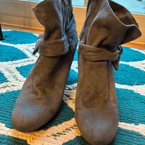 Nine West Women's Gray Faux Suede Side Zip Ankle Boots Booties Heels w Bow Sz 11 - Picture 3 of 10